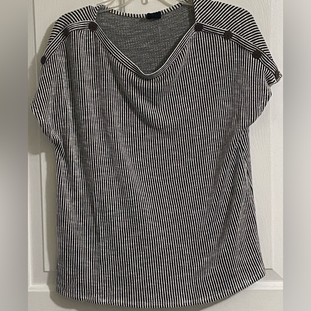 W5-WOMENS STRIPED BLACK AND WHITE TOP - Picture 12 of 13